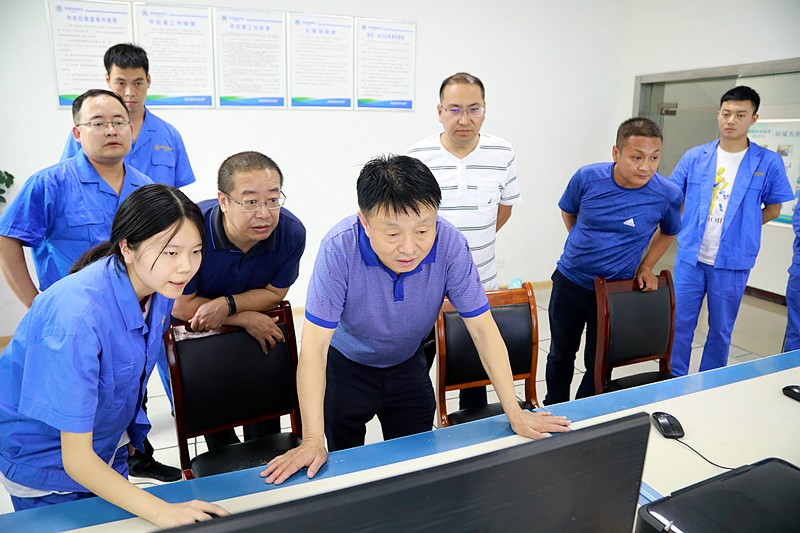 熊良虎在镇安污水处置惩罚厂调研时指出：以守护人民群众喝上清洁的水、定心的水为起点，，，，，助力打好碧水守卫战