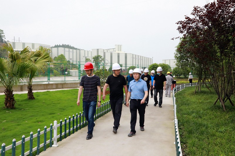 熊良虎在重庆市中科大业集团考察时强调：坚持生态优先战略，，，，，念好生态经、走好扶贫路