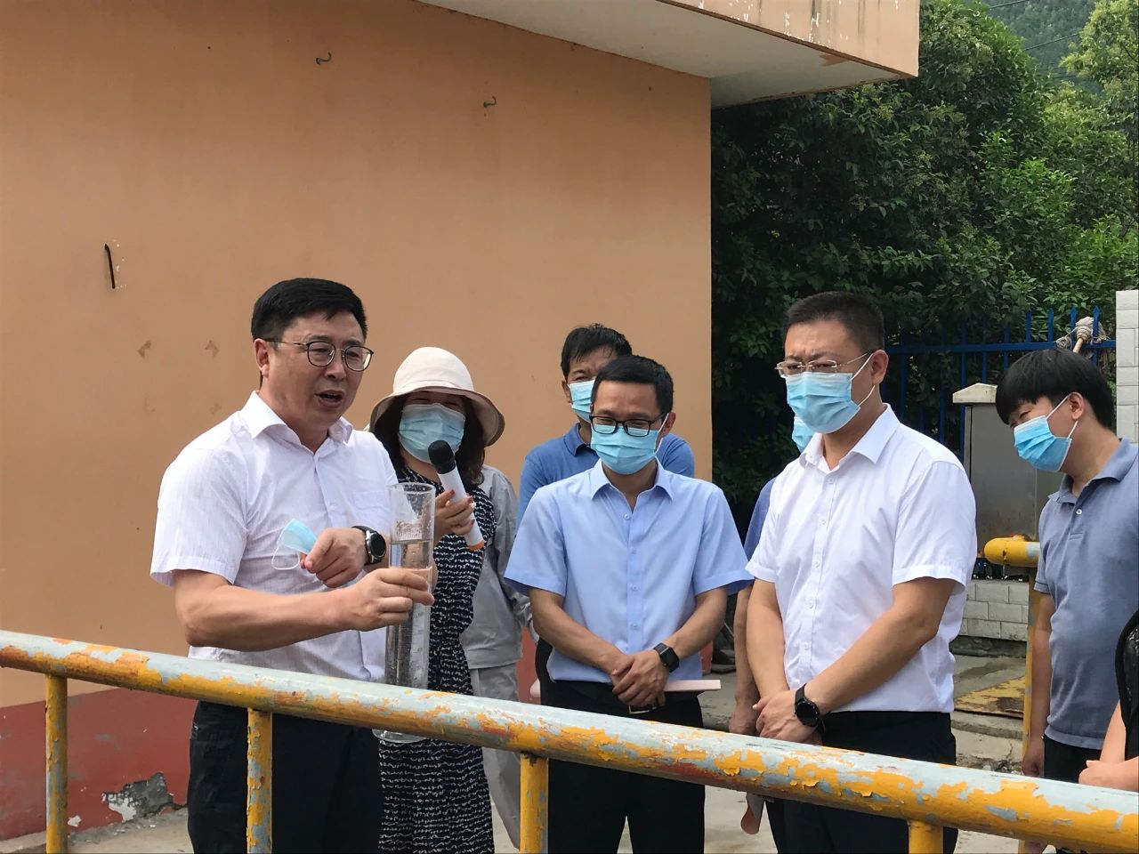 丹凤县政协主席周建政一行到丹凤县污水处置惩罚厂开展县域生态情形保；；；；；ぷㄌ獾餮